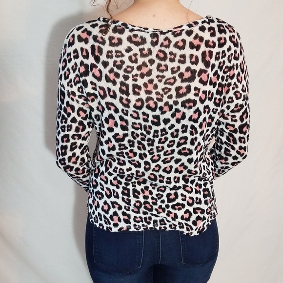 Beautiful Minnie Mouse sweater!! - Picture 5 of 8